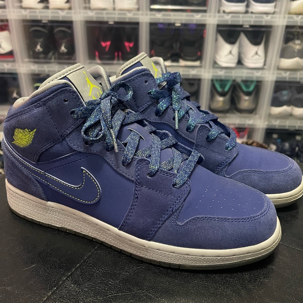 AIR JORDAN 1 MID “DEEP VELVET BLUE” New size 7y